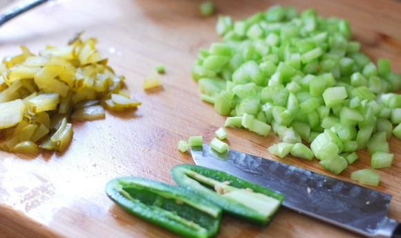 1. Этап. Перловый суп с солеными огурцами: 5. Тем временем нарежьте мелко сельдерей и соленые огурцы.