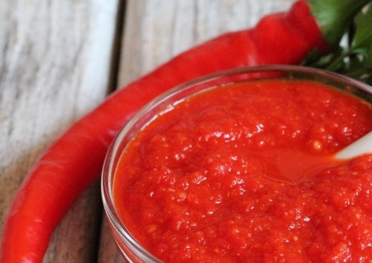 1. Этап. Аджика традиционная: Всю смесь перемешайте, влейте в неё уксус. Варите 10 минут на среднем огне без крышки. Потом переливайте аджику в стерилизованные банки и плотно закрывайте крышками. Как только приправа остынет, её можно будет употреблять.