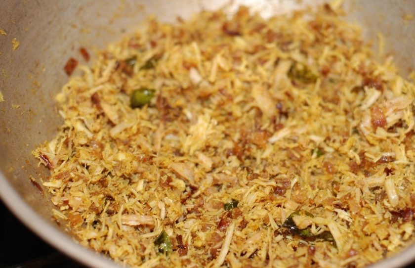 1. Этап. Куриный омлет: 1. Мелко нарежьте мясо и добавьте к луку. Готовьте до золотистости.