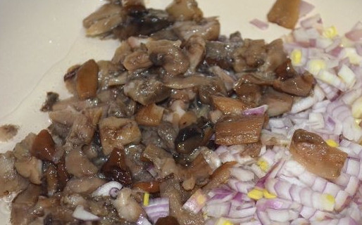 1. Этап. Куриные медальоны: Первым делом обжарим мелко порезанную луковицу с размороженными предварительно грибами. В данном конкретном случае — белые и подберезовики.