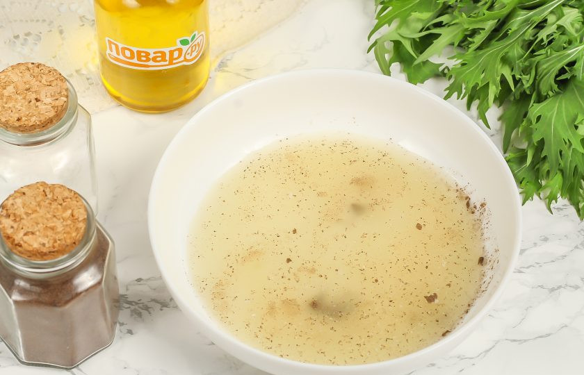 1. Этап. Горчица по-русски: Влейте рассол в емкость и аккуратно все перемешайте. Можно использовать огуречный рассол, рассол от капусты или помидоров. Обязательно пробуйте его на вкус, чтобы знать сколько соли добавить. Можно заменить рассол кипятком и заварить горчицу с солью.