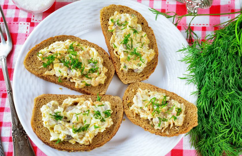 1. Этап. Бутерброды с селедкой и яблоком: Приятного аппетита!