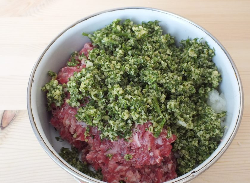 1. Этап. Пельмени с укропом: Полученную массу добавьте к фаршу с луком. Посолите и добавьте перец. Перемешайте.