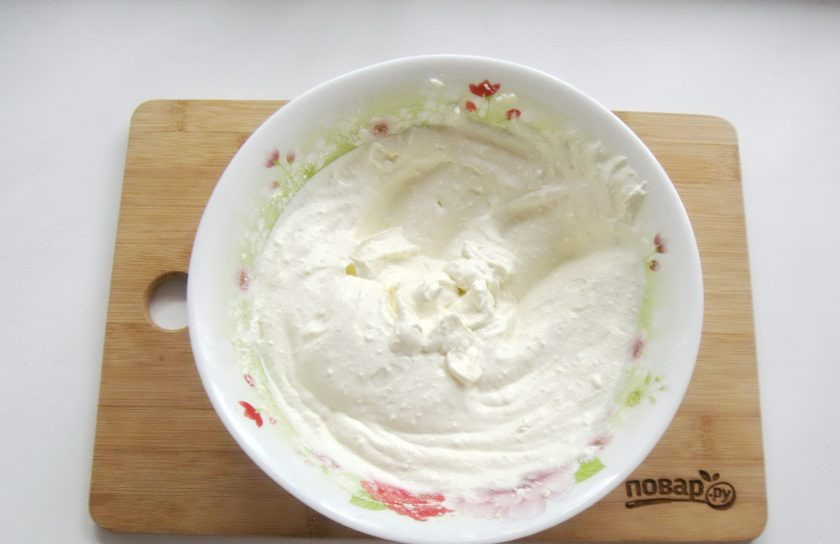 1. Этап. Творожная запеканка со шпинатом: Взбейте блендером творог с яйцом и сметаной до кремовой консистенции.