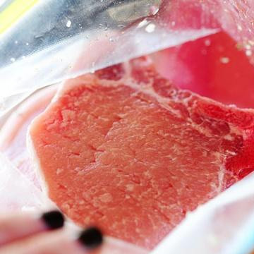 1. Этап. Свиные отбивные с жареной фасолью: 2. Выложить в пакет свиные отбивные, закрыть пакет и мариновать в течение нескольких часов (лучше всего всю ночь).