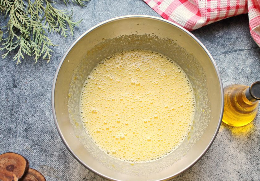 1. Этап. Морковный торт с апельсиновым курдом: В яичную массу влейте растительное масло и аккуратно перемешайте.