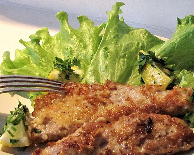 1. Этап. Телятина по-милански: Телятину по-милански подаем вместе с дольками лимона и укропом. Приятного аппетита!