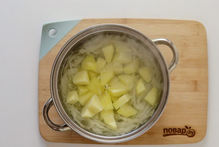 1. Этап. Овощной суп без мяса с капустой: Затем добавьте картошку, нарезанную кубиками. Варите еще 10 минут.