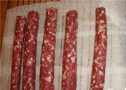 1. Этап. Сыровяленая колбаса: Взять коврик для приготовления суши. Выстелить марлей. Выложить ложкой полученный фарш и сформировать колбаски