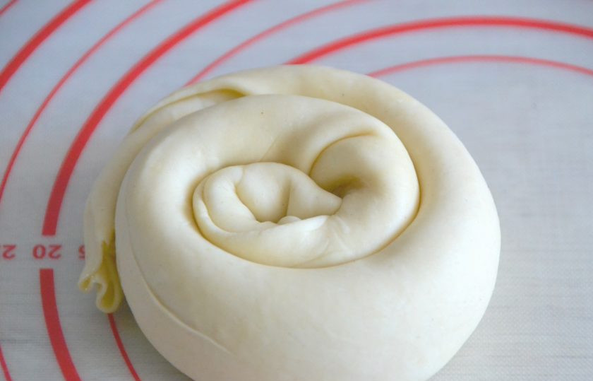 1. Этап. Лезгинский пирог с мясом и картофелем: Сверните тесто в рулет, а затем 