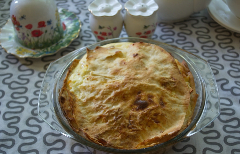 1. Этап. Ачма из лаваша с сыром: Если последним оказался листик лаваша, смочите его в молоке с двух сторон, прежде чем выкладывать в форму. Разогрейте духовку до 200 градусов. Запекайте ачму в духовке до образования румянца. У меня ушло до 20 минут.