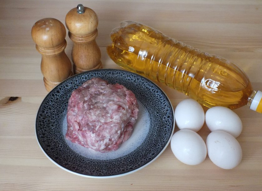 1. Этап. Лепешки из фарша: 1. Подготовьте необходимые ингредиенты.