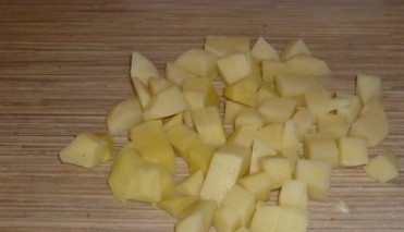 1. Этап. Суп с фрикадельками и картошкой: Чистим картошку, моем и нарезаем небольшими кубиками.