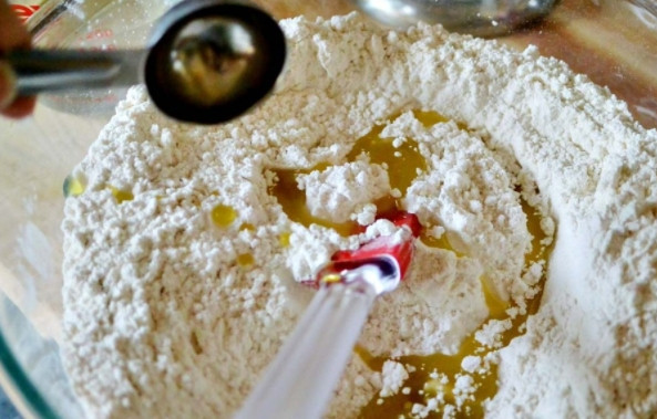 1. Этап. Тесто для пиццы быстро: Затем добавьте растительное масло.