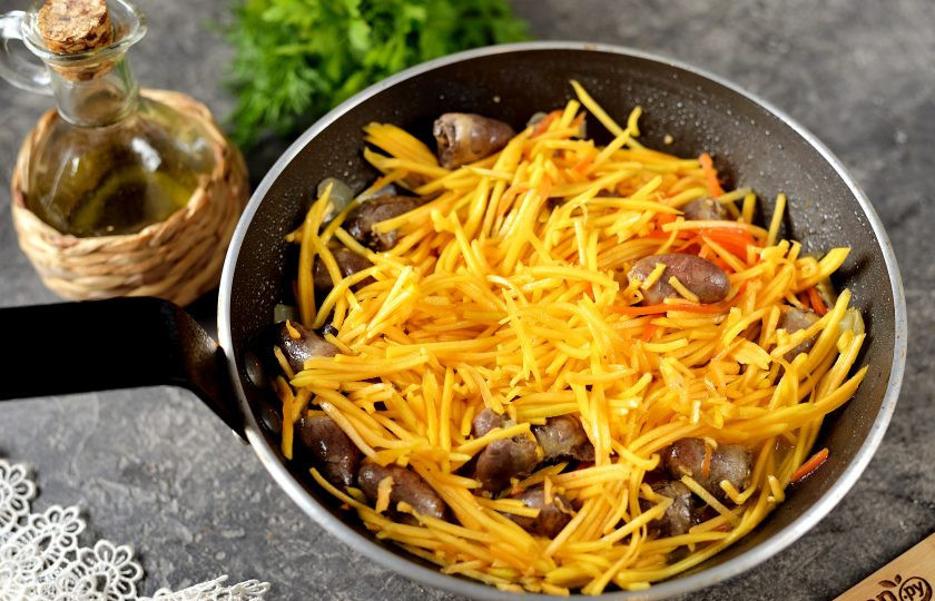 1. Этап. Куриные сердечки тушеные с тыквой в сметанном соусе: Тыкву почистите от кожуры и семечек, натрите тонкой стружкой, переложите в сковороду. Тушите все вместе еще 10 минут. Не забудьте подливать воду при необходимости.