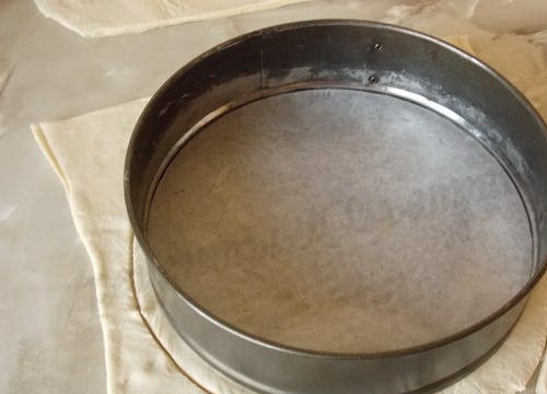 1. Этап. Итальянский пасхальный пирог: 7. Тесто размораживаем и раскатываем, вырезаем круг диаметром немного больше формы.