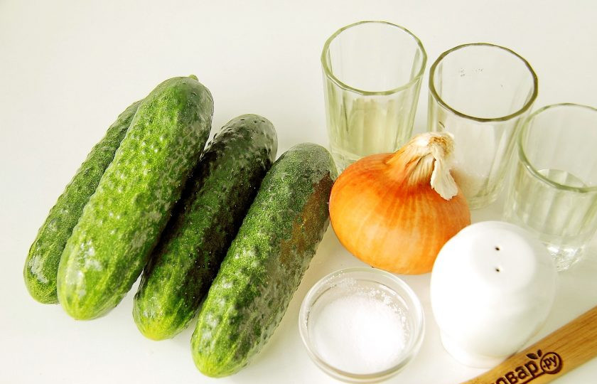 1. Этап. Салат из огурцов Дамские пальчики: Подготовьте все ингредиенты.