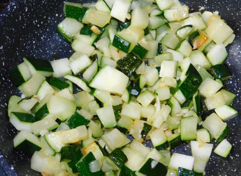 1. Этап. Куриная сковорода с кабачками: Отдельно обжарьте на сильном огне кабачки с чесноком.