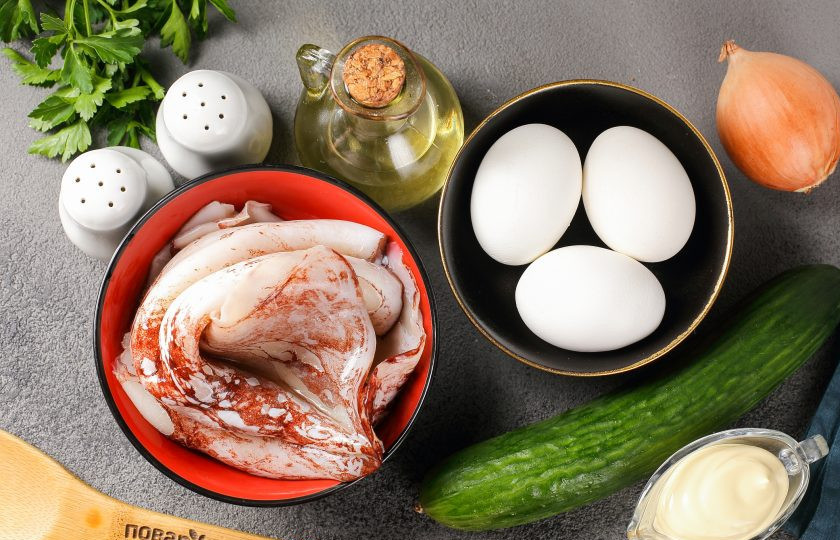 1. Этап. Кальмаровый салат с огурцом: Подготовьте все ингредиенты. Яйца заранее отварите и дайте остыть.