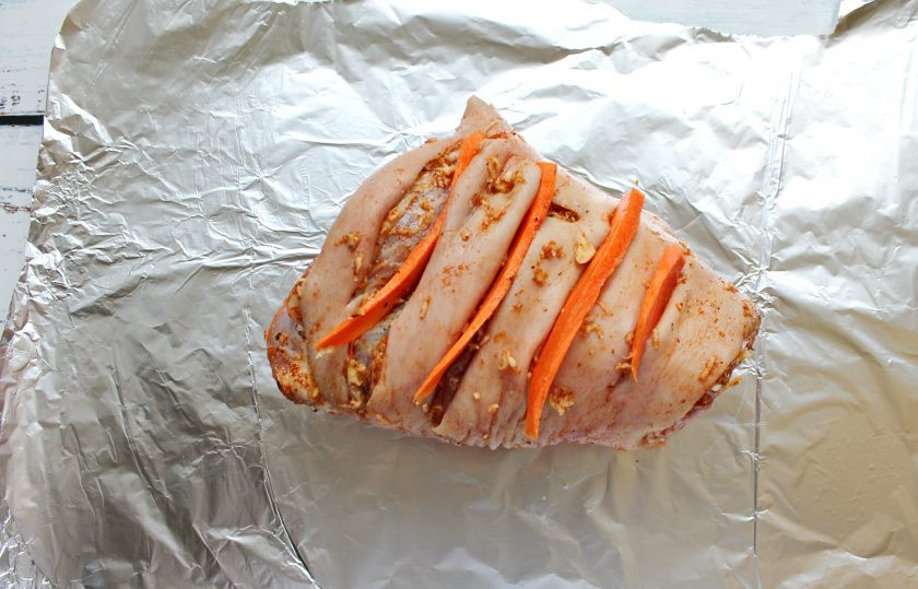 1. Этап. Свиная рулька, запеченная в духовке в фольге: В надрезы вложите кусочки моркови. Заверните рульку в фольгу, сложенную в несколько раз, и уберите в холодильник на 12 часов.