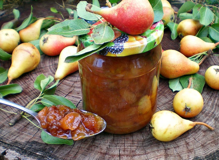 1. Этап. Густое грушевое варенье: Кипящее варенье раскладываем по стерильным банкам и закатываем металлическими крышками.