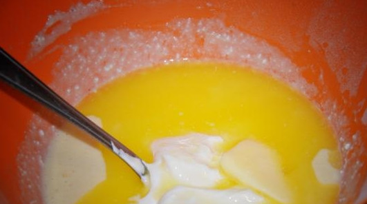 1. Этап. Печенье из ржаной муки с творогом: Потом в яйцо добавьте творог, размягченное сливочное масло, разрыхлитель. Хорошенько перемешайте.