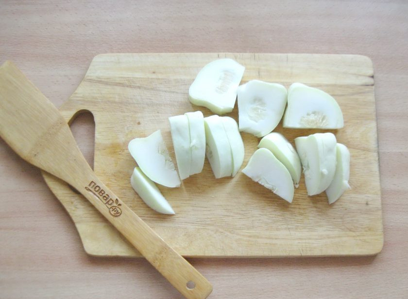 1. Этап. Патиссоны на литровую банку на зиму: Небольшие патиссоны вымойте и нарежьте кусочками.