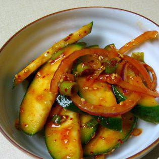 Пряный салат из огурцов