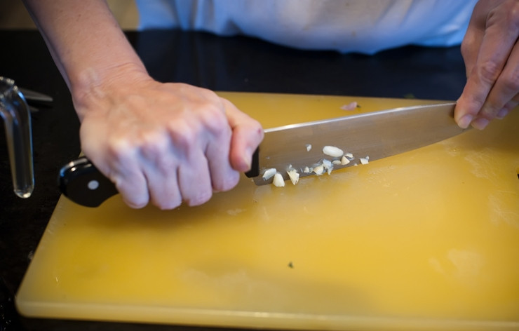 1. Этап. Cалат с макаронами Бантики: Измельчаем один зубчик чеснока.