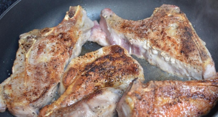 1. Этап. Свиные ребрышки запеченные с луком: Ребрышки жарить до золотистого цвета.