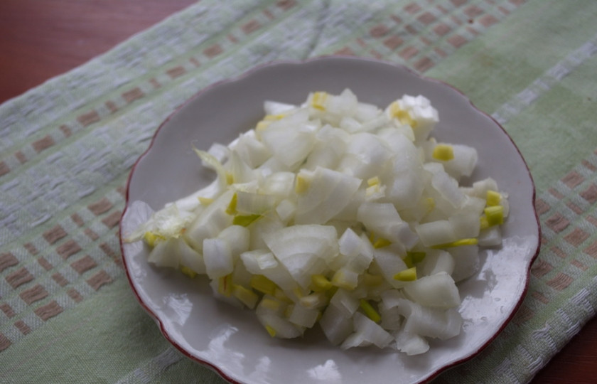 1. Этап. Суп затирка с мясом: Репчатый лук нарезать кубиком.