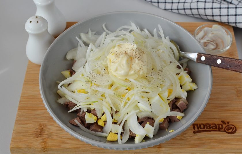 1. Этап. Салат Новогодний: Добавьте майонез, соль и перец черный молотый.