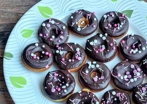 1. Этап. Творожные пончики в мультипекаре: Обмакнуть пончики в шоколадную глазурь и посыпать кондитерской посыпкой.