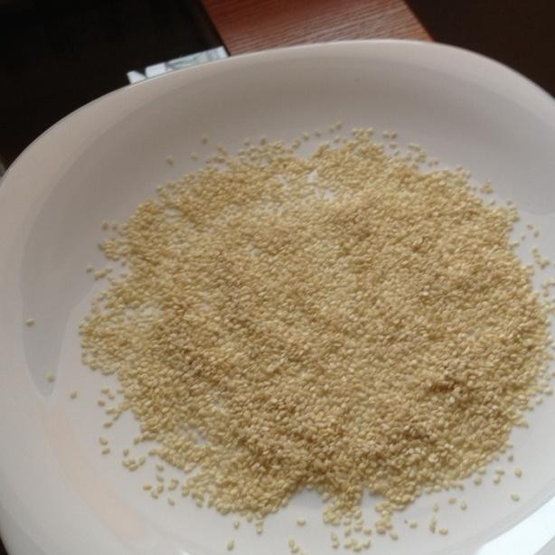 1. Этап. Финиковые шарики: Высыпаем на тарелку кунжут