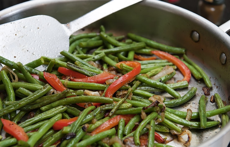 1. Этап. Стручковая фасоль с перцем: Тушим фасоль на среднем огне, до полной готовности. В процессе добавляем соль и перец по вкусу.