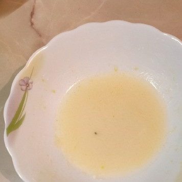 1. Этап. Гуляш с болгарским перцем: Муку развести в небольшом количестве теплой воды.