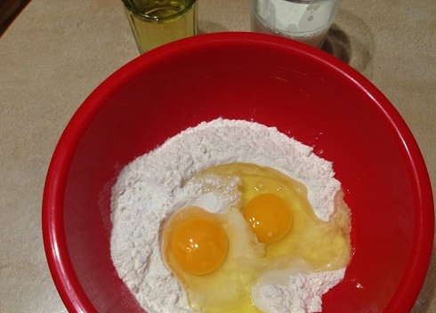 1. Этап. Булочки-кексики с салями: 1. Муку смешиваем с разрыхлителем, добавляем яйца и соль.