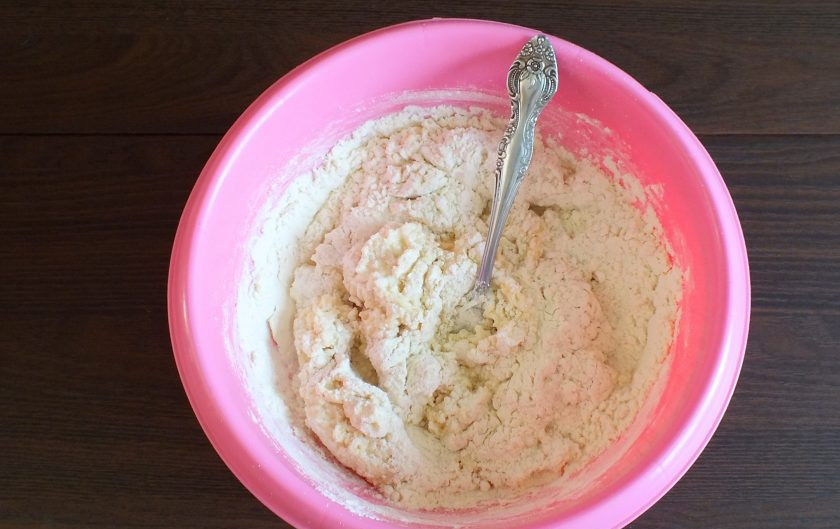 1. Этап. Творожные пончики с яблоком: Начните замешивать вилкой, постепенно добавляя остаток муки.