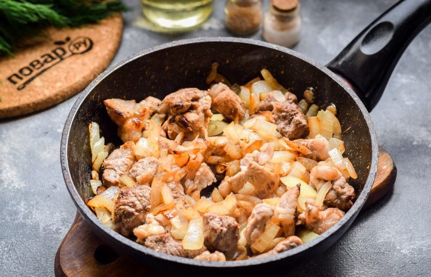 1. Этап. Мясо в соусе Дыхание дракона: Прогрейте сковороду, смажьте маслом, выложите мясо и лук. Жарьте до румяности 3-4 минуты, помешивая.