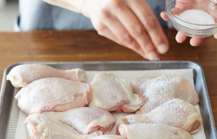 1. Этап. Жареная курица в хрустящей панировке: 1. Вымойте и обсушите курочку. Посолите по вкусу.