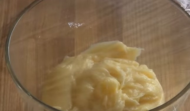 1. Этап. Слойки из слоеного теста с кремом Патисьер: 4. Затем перелейте смесь назад в кастрюлю и на медленном огне варите до загустения, энергично помешивая. Готовый крем переложите в другую посуду, накройте пленкой и ждите, пока он остынет.