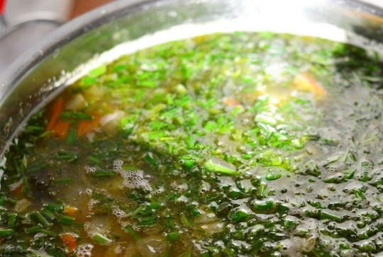 1. Этап. Рассольник с почками: 7. В конце добавьте в кастрюлю измельченную зелень, перед подачей дайте настояться минут 10-15. Подавайте со сметаной. Приятного аппетита!