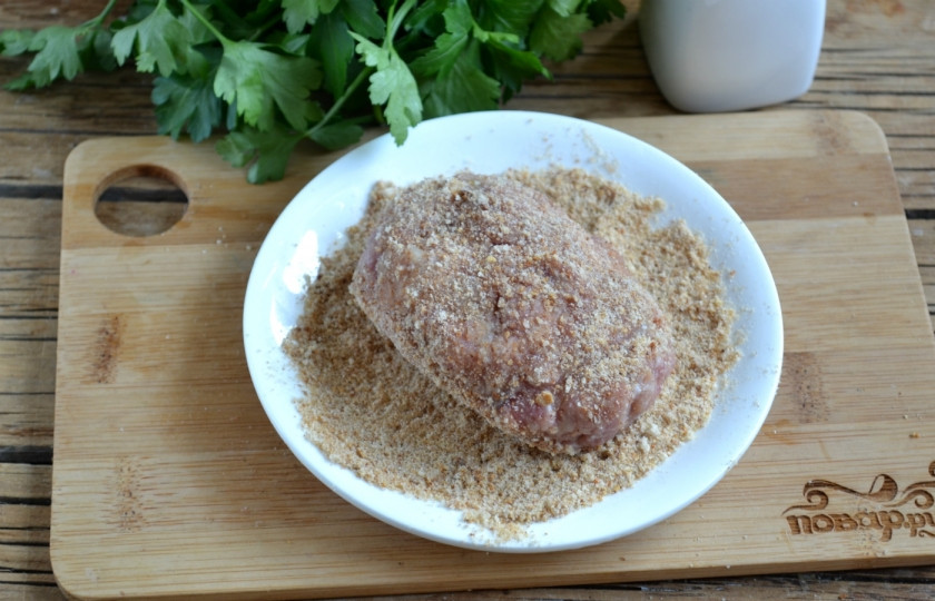 1. Этап. Котлеты из фарша с начинкой: Обваляйте котлету в панировочных сухарях.