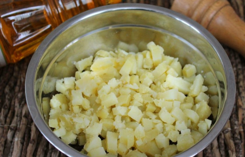 1. Этап. Винегрет с грибами и фасолью: Вареные овощи чистим. Картофель режем кубиками и добавляем в салат.