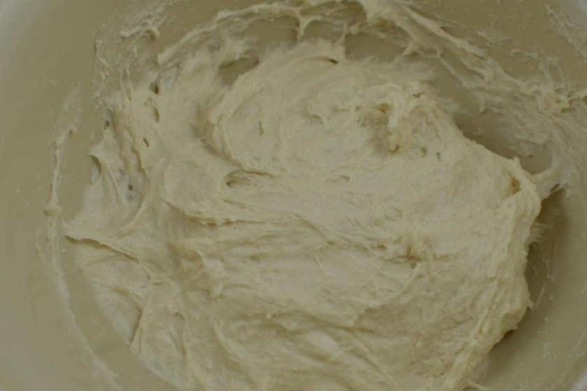 1. Этап. Булочки московские: Накрываем полиэтиленовой пленкой или полотенцем и оставляем настаиваться в теплом месте на 2 часа.