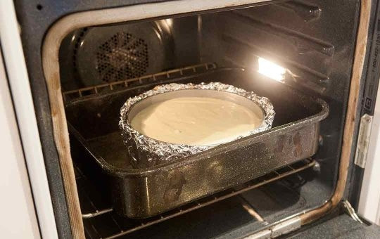 1. Этап. Классический чизкейк Нью-Йорк: 7. Поставьте форму в форму побольше или на противень.