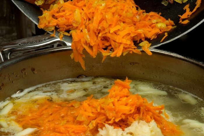 1. Этап. Белые щи: 7. После того как свариться картофель, добавьте капусту в бульон, следом зажарку.