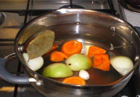1. Этап. Ризотто с кроликом: 1. В первую очередь сварим бульон из овощей. В кастрюлю наливаем два литра воды, кладем туда одну морковку, луковицу, одну дольку чеснока, лавровый лист и душистый перец горошком. Минут двадцать варим.