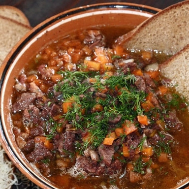 1. Этап. Карчерато: Заливаем все это дело горячим супом карчерато и немедленно подаем. Приятного аппетита.