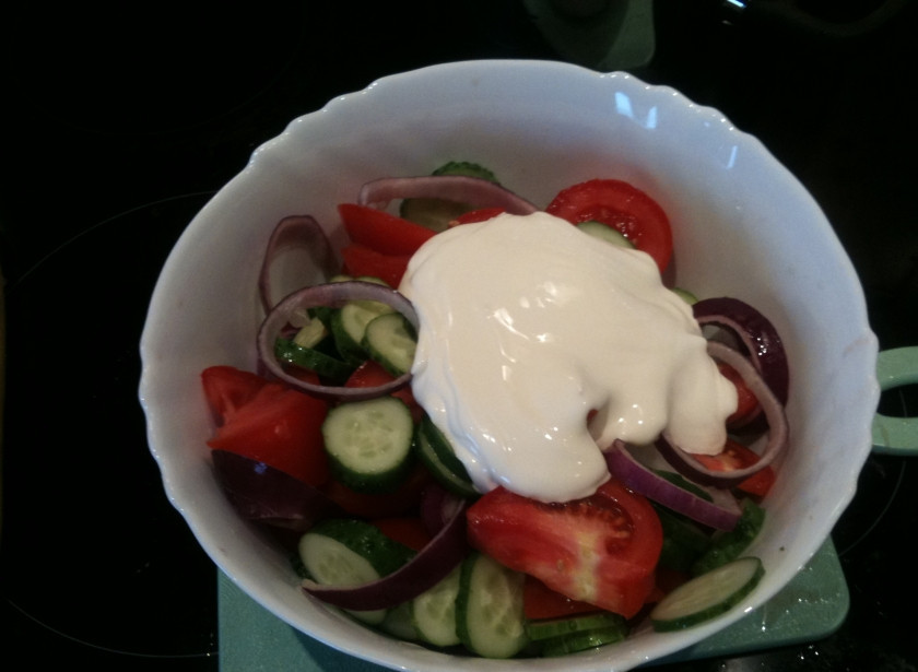 1. Этап. Салат Дачный из свежих овощей: Заправляем сметаной, солим и перчим.